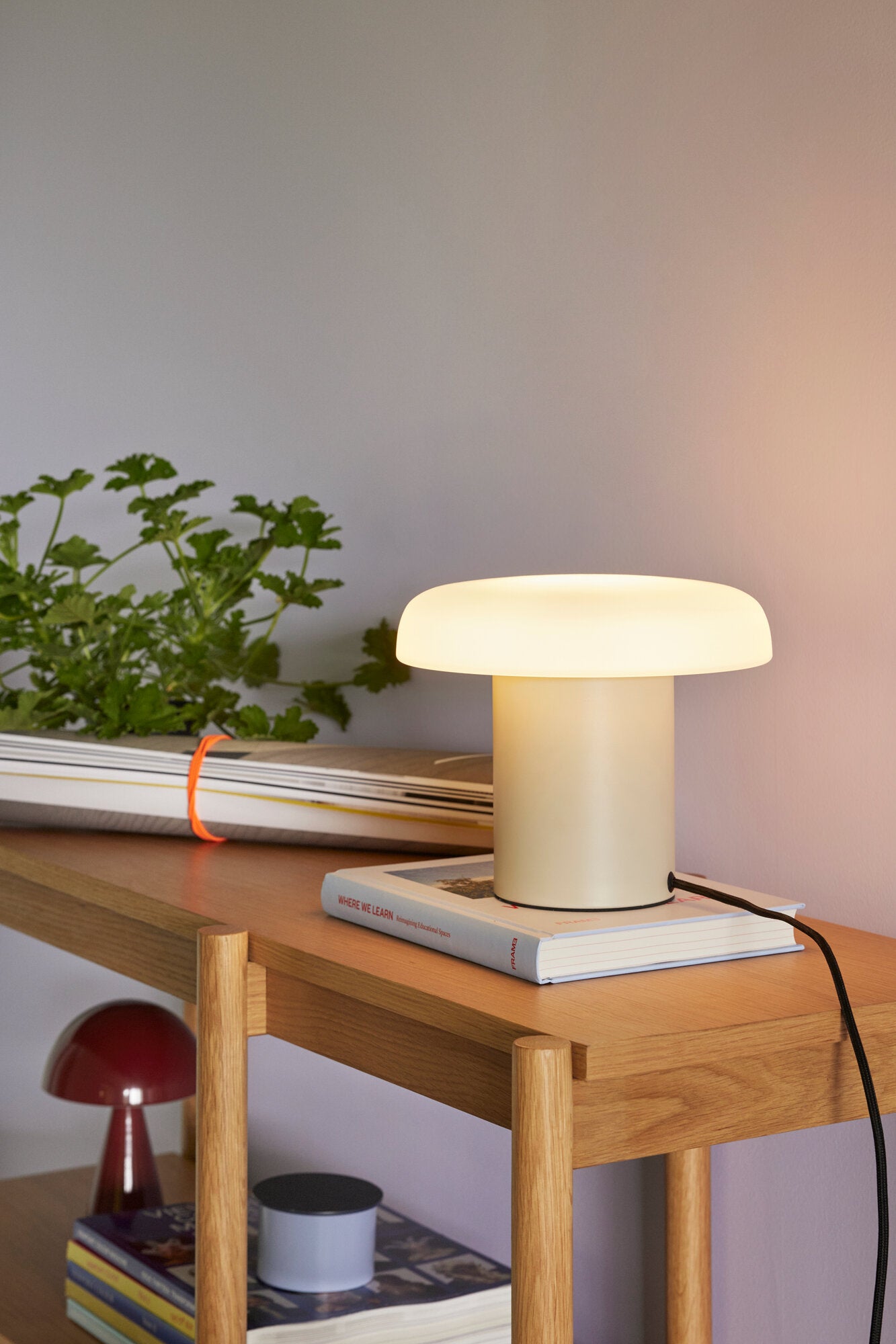 Ateliers bordlampe, sand/hvid - Ø25 cm